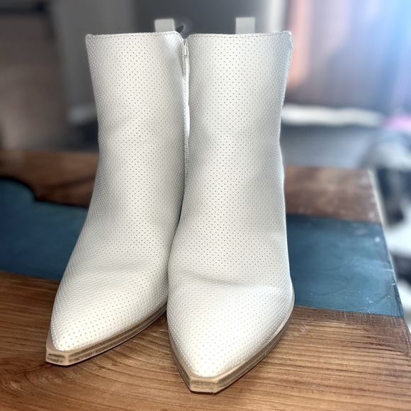 Size 10 white heel boots - Picture 2 of 3
